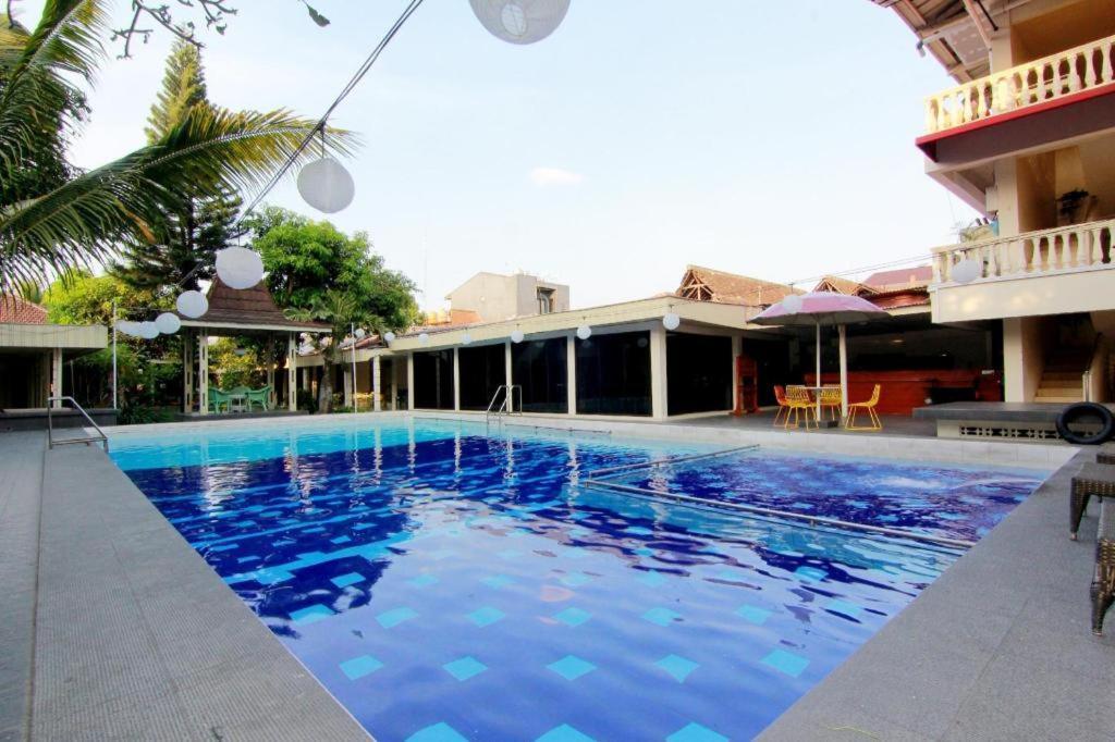 Hotel Grand Rosela Yogyakarta Exteriör bild