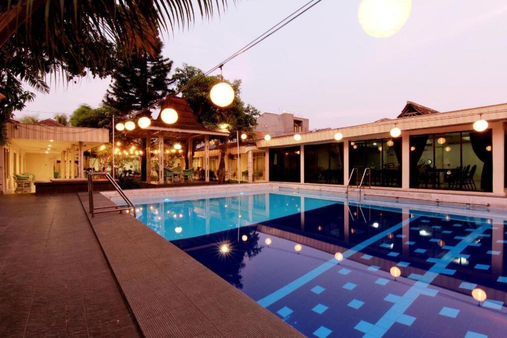 Hotel Grand Rosela Yogyakarta Exteriör bild